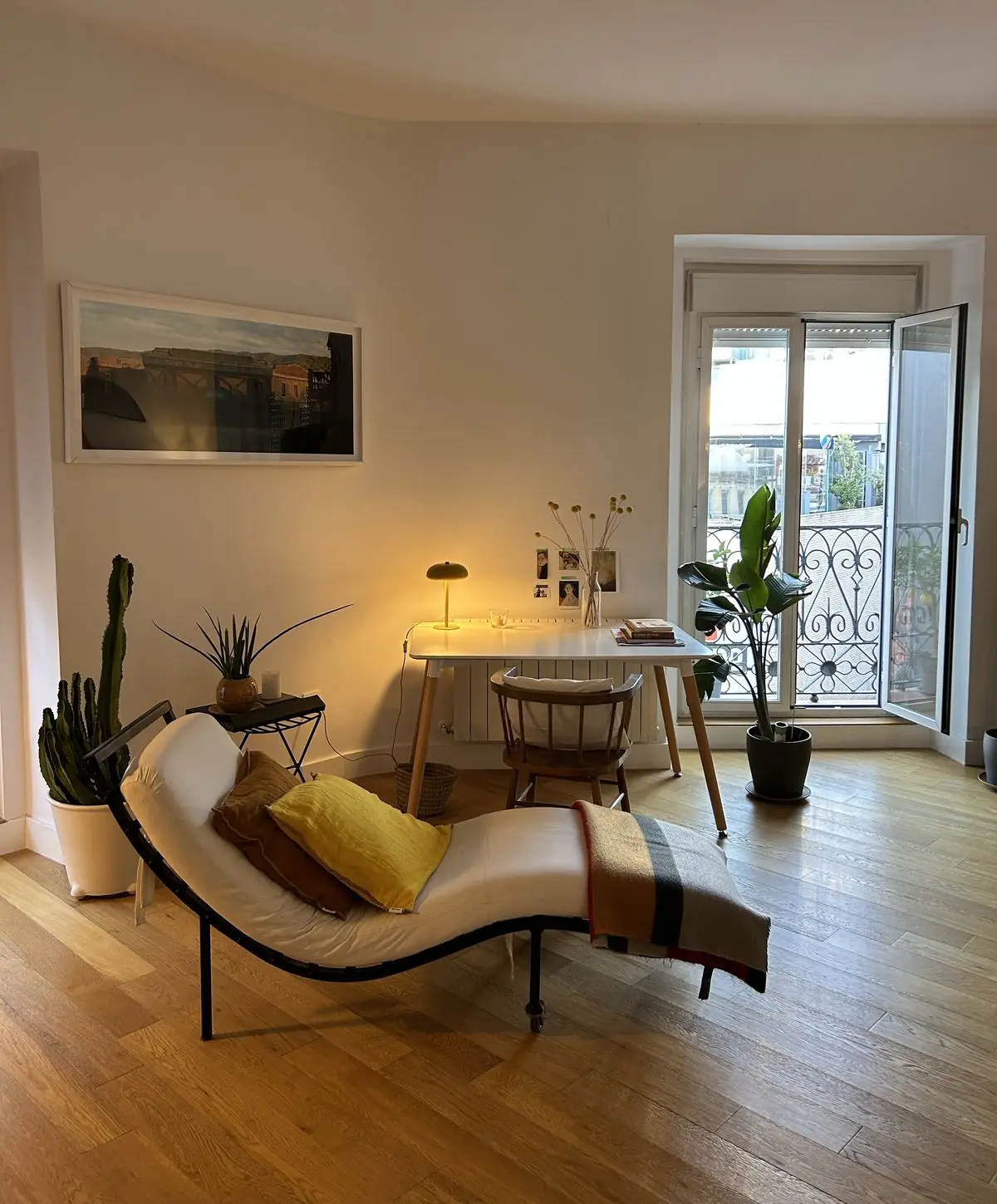 La pièce où se déroulent les séances : un transat de relaxation, un bureau clair et une porte-fenêtre ouverte sur un balcon.